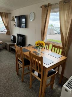 Homely 6 Berth Caravan With Decking And Wi-Fi At Seawick, Essex Ref 27928Sw - Clacton-on-Sea - 8