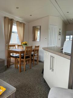 Homely 6 Berth Caravan With Decking And Wi-Fi At Seawick, Essex Ref 27928Sw - Clacton-on-Sea - 7