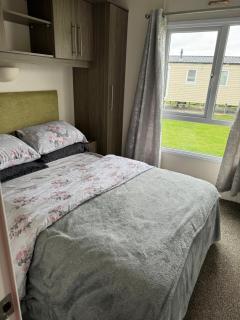 Homely 6 Berth Caravan With Decking And Wi-Fi At Seawick, Essex Ref 27928Sw - Clacton-on-Sea - 6