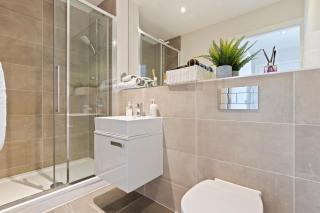 Heathrow Apartment Sleeps 4 - 1