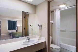 Econo Lodge Inn & Suites East - 3