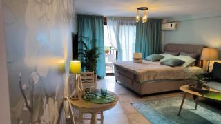 Center Blue & Green - 0