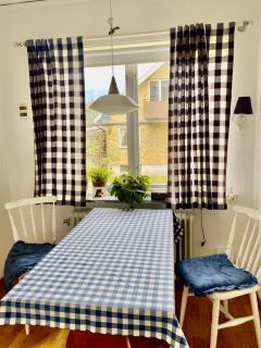 Rymligt boende i en fantastisk villa! Bo helt PRIVAT som enda gäster och boende! Nära NATUREN, lokala bekvämligheter och lätt att resa till med bil, buss eller tåg! Varifrån ni kan utforska södra Sveriges skatter, eller bara koppla av! - 2