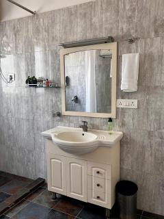 True Blue, Deluxe room in The Umri Lansdowne - Lansdowne - 5