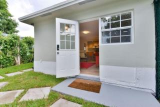 Modern Design District Getaway With Hot Tub and Garden - 7