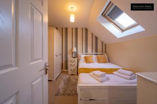 Reams Way 5Bedroom Apt Sleeps 10 in Sittingbourne with Wifi & Free Parking By Maison Christo Property Short Lets & Serviced Accommodation - 2