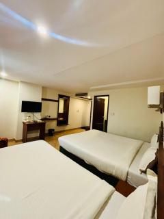 Hotel Sandalwood Inn - Rooms and Spa - 2