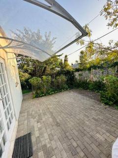 Homey Flatlet in beacon bay - 5