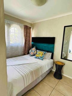 Homey Flatlet in beacon bay - 3