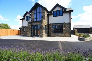 Stylish home with HOT TUB - 0