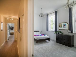 Regency Style Marvel Apartment 1-Bedroom Apartment in Gloucester with Parking -  - 8