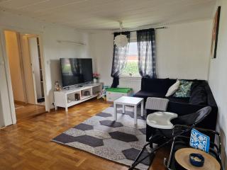 Villa med egen parkering. Möjlighet att boka från 1 och upp till 5 personer. - 3