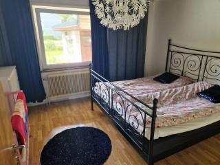 Villa med egen parkering. Möjlighet att boka från 1 och upp till 5 personer. - Örebro - 1