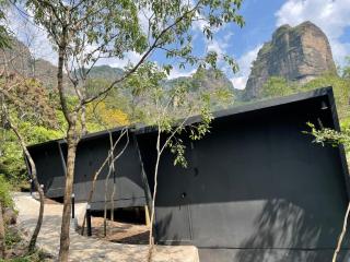 Bajo La Montaña - 5