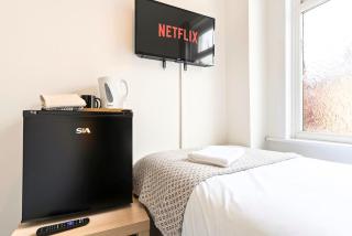 Suite #2 - Central Location - Private Ensuite, Smart TV, Fast Wifi and Free Parking - by Yoko Property - 8