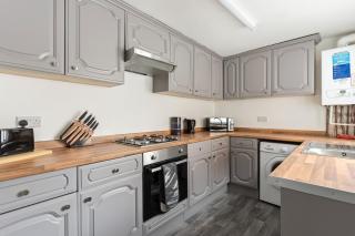 Suite #2 - Central Location - Private Ensuite, Smart TV, Fast Wifi and Free Parking - by Yoko Property - 4