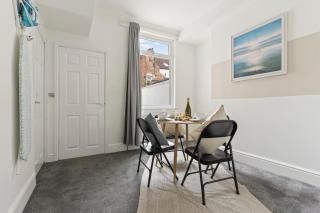 Suite #3 - Central Location - Private Ensuite, Smart TV, Fast Wifi and Free Parking - by Yoko Property - 1