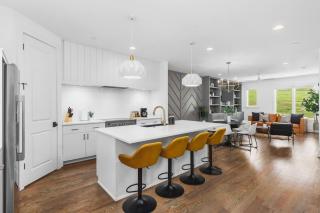 Patio FirePit Garage Walk to Coffee Restaurants 12 South and Belmont - 4