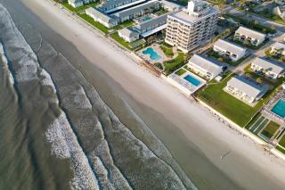 Oceanside Village Townhouse No Drive New Smyrna Beach, Private Ground Floor Patio w Grill - New Smyrna Beach - 3