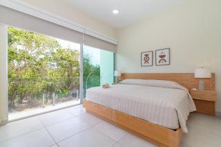 2 BD Suite with Balcony Gym Rooftop Pool Hot Tub - 8