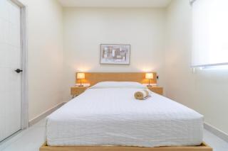 2 BD Suite with Balcony Gym Rooftop Pool Hot Tub - 3