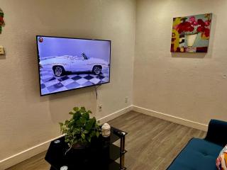 Cozy 2 Bedroom 1 Bathroom Apartment Ideal for Small Group in Koreatown Free Gated Parking Full Kitch - 7
