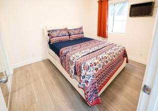 Cozy 2 Bedroom 1 Bathroom Apartment Ideal for Small Group in Koreatown Free Gated Parking Full Kitch - 1