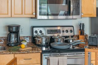 Free Parking, Close to Waikiki Beach, Pool & Hot Tub - 5