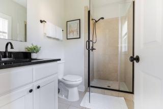 Home with Private Backyard 3 mins to Downtown Raleigh! - Raleigh - 8