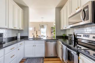 Home with Private Backyard 3 mins to Downtown Raleigh! - Raleigh - 3