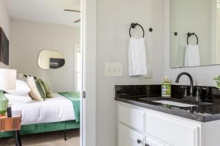 Home with Private Backyard 3 mins to Downtown Raleigh! - Raleigh - 1