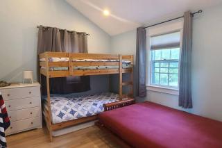 Private 3 bedroom cottage a walk to private beach - 7