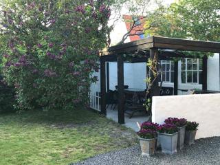 Family-Friendly Villa In Quiet Neighbourhood - 9