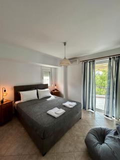 Sunny Modern Beach Retreat Steps from the Shore - Saronida - 5