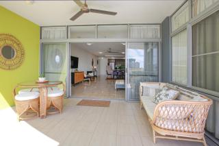 City Centre Apartment with Mountain and Pool Views - Cairns - 7