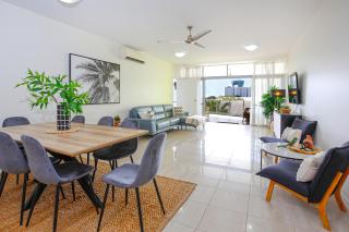 City Centre Apartment with Mountain and Pool Views - Cairns - 0