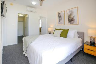 City Centre Apartment with Mountain and Pool Views - Cairns - 1