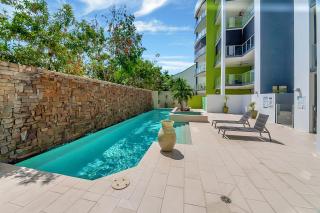 City Centre Apartment with Mountain and Pool Views - Cairns - 8