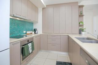 City Centre Apartment with Mountain and Pool Views - Cairns - 6