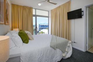 City Centre Apartment with Mountain and Pool Views - Cairns - 2