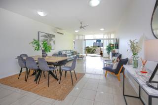 City Centre Apartment with Mountain and Pool Views - Cairns - 5