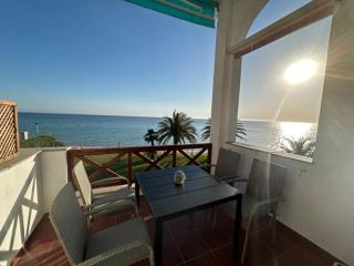 Thalassa-Seafront Family Apartment - Skala Fourkas - 8