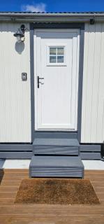 Small Cozy Shepherd hut 20 by 7 feet with boxed in high double bed - 7