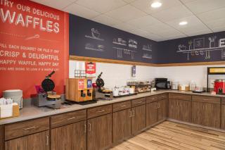 Hampton Inn & Suites Springfield - 2