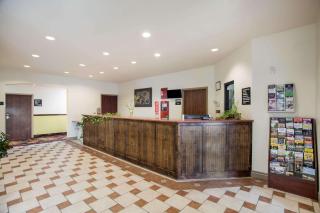 Econo Lodge - 9