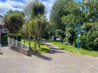 Cosy Flat behind a CreekBeach in Grays - 1