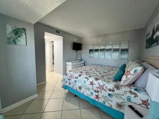 Oceanfront 2BR King Suite Atlantica Resort - 4