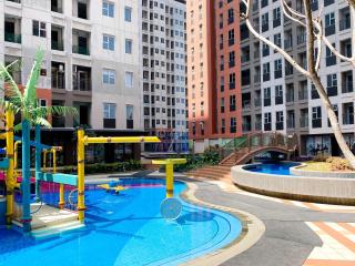 Homey and Minimalist Studio Transpark Juanda Bekasi Timur Apartment By Travelio - 5