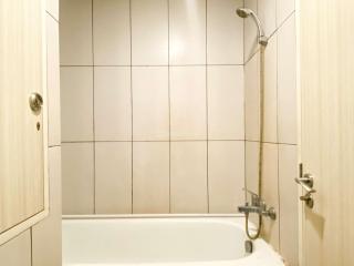 Modern Look 2BR at Grand Kamala Lagoon Apartment By Travelio - Bekasi - 3