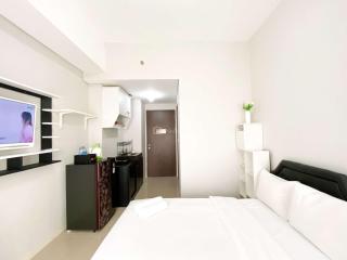 Cozy Stay Studio Transpark Juanda Bekasi Timur Apartment By Travelio - Bekasi - 4
